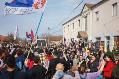 Krusevac, Sırbistan - 27 Şubat 2025: Cacak 'tan Nis' e öğrenci yürüyüşü. Krusevac 'tan Aleksinac' a giden Cetvrta rotasından anlar. Novi Sad 'daki 15 ölümün sorumluluğunu öğrenciler yetkililerden talep ediyor.