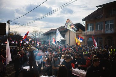 Krusevac, Sırbistan - 27 Şubat 2025: Cacak 'tan Nis' e öğrenci yürüyüşü. Krusevac 'tan Aleksinac' a giden Cetvrta rotasından anlar. Novi Sad 'daki 15 ölümün sorumluluğunu öğrenciler yetkililerden talep ediyor.