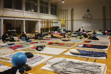 Krusevac, Sırbistan - 27 Şubat 2025: Cacak 'tan Nis' e öğrenci yürüyüşü. Krusevac 'tan Aleksinac' a giden Cetvrta rotasından anlar. Novi Sad 'daki 15 ölümün sorumluluğunu öğrenciler yetkililerden talep ediyor.