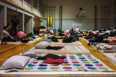 Krusevac, Sırbistan - 27 Şubat 2025: Cacak 'tan Nis' e öğrenci yürüyüşü. Krusevac 'tan Aleksinac' a giden Cetvrta rotasından anlar. Novi Sad 'daki 15 ölümün sorumluluğunu öğrenciler yetkililerden talep ediyor.