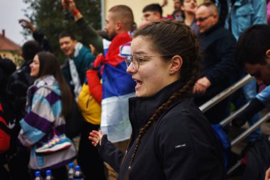 Krusevac, Sırbistan - 28 Şubat 2025: Cacak 'tan Nis' e öğrenci yürüyüşü. Aleksinac 'tan Nis' e giden peta rotasından anlar. Novi Sad 'daki 15 ölümün sorumluluğunu öğrenciler yetkililerden talep ediyor.