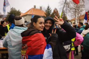 Krusevac, Sırbistan - 28 Şubat 2025: Cacak 'tan Nis' e öğrenci yürüyüşü. Aleksinac 'tan Nis' e giden peta rotasından anlar. Novi Sad 'daki 15 ölümün sorumluluğunu öğrenciler yetkililerden talep ediyor.
