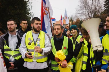 Krusevac, Sırbistan - 28 Şubat 2025: Cacak 'tan Nis' e öğrenci yürüyüşü. Aleksinac 'tan Nis' e giden peta rotasından anlar. Novi Sad 'daki 15 ölümün sorumluluğunu öğrenciler yetkililerden talep ediyor.