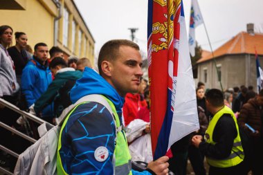 Krusevac, Sırbistan - 28 Şubat 2025: Cacak 'tan Nis' e öğrenci yürüyüşü. Aleksinac 'tan Nis' e giden peta rotasından anlar. Novi Sad 'daki 15 ölümün sorumluluğunu öğrenciler yetkililerden talep ediyor.