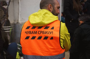 Krusevac, Sırbistan - 28 Şubat 2025: Cacak 'tan Nis' e öğrenci yürüyüşü. Aleksinac 'tan Nis' e giden peta rotasından anlar. Novi Sad 'daki 15 ölümün sorumluluğunu öğrenciler yetkililerden talep ediyor.