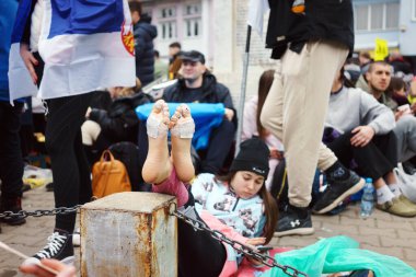 Krusevac, Sırbistan - 28 Şubat 2025: Cacak 'tan Nis' e öğrenci yürüyüşü. Aleksinac 'tan Nis' e giden peta rotasından anlar. Novi Sad 'daki 15 ölümün sorumluluğunu öğrenciler yetkililerden talep ediyor.