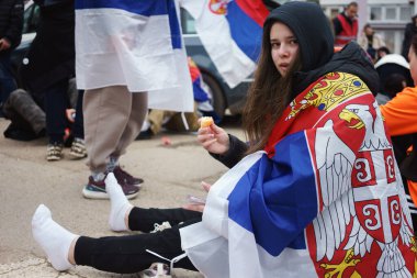 Krusevac, Sırbistan - 28 Şubat 2025: Cacak 'tan Nis' e öğrenci yürüyüşü. Aleksinac 'tan Nis' e giden peta rotasından anlar. Novi Sad 'daki 15 ölümün sorumluluğunu öğrenciler yetkililerden talep ediyor.