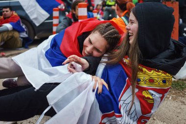 Krusevac, Sırbistan - 28 Şubat 2025: Cacak 'tan Nis' e öğrenci yürüyüşü. Aleksinac 'tan Nis' e giden peta rotasından anlar. Novi Sad 'daki 15 ölümün sorumluluğunu öğrenciler yetkililerden talep ediyor.