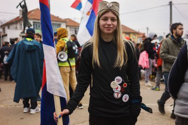 Krusevac, Sırbistan - 28 Şubat 2025: Cacak 'tan Nis' e öğrenci yürüyüşü. Aleksinac 'tan Nis' e giden peta rotasından anlar. Novi Sad 'daki 15 ölümün sorumluluğunu öğrenciler yetkililerden talep ediyor.