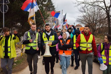 Krusevac, Sırbistan - 28 Şubat 2025: Cacak 'tan Nis' e öğrenci yürüyüşü. Aleksinac 'tan Nis' e giden peta rotasından anlar. Novi Sad 'daki 15 ölümün sorumluluğunu öğrenciler yetkililerden talep ediyor.