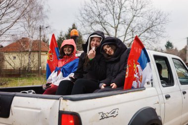 Krusevac, Sırbistan - 28 Şubat 2025: Cacak 'tan Nis' e öğrenci yürüyüşü. Aleksinac 'tan Nis' e giden peta rotasından anlar. Novi Sad 'daki 15 ölümün sorumluluğunu öğrenciler yetkililerden talep ediyor.