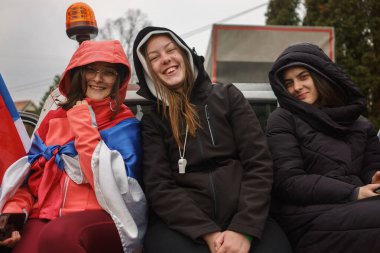 Krusevac, Sırbistan - 28 Şubat 2025: Cacak 'tan Nis' e öğrenci yürüyüşü. Aleksinac 'tan Nis' e giden peta rotasından anlar. Novi Sad 'daki 15 ölümün sorumluluğunu öğrenciler yetkililerden talep ediyor.