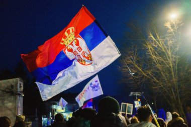 Krusevac, Sırbistan - 28 Şubat 2025: Cacak 'tan Nis' e öğrenci yürüyüşü. Aleksinac 'tan Nis' e giden peta rotasından anlar. Novi Sad 'daki 15 ölümün sorumluluğunu öğrenciler yetkililerden talep ediyor.