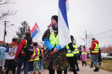 Krusevac, Sırbistan - 28 Şubat 2025: Cacak 'tan Nis' e öğrenci yürüyüşü. Aleksinac 'tan Nis' e giden peta rotasından anlar. Novi Sad 'daki 15 ölümün sorumluluğunu öğrenciler yetkililerden talep ediyor.