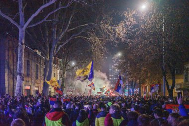 Krusevac, Sırbistan - 28 Şubat 2025: Cacak 'tan Nis' e öğrenci yürüyüşü. Aleksinac 'tan Nis' e giden peta rotasından anlar. Novi Sad 'daki 15 ölümün sorumluluğunu öğrenciler yetkililerden talep ediyor.