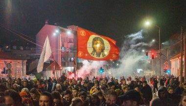 Krusevac, Sırbistan - 28 Şubat 2025: Cacak 'tan Nis' e öğrenci yürüyüşü. Aleksinac 'tan Nis' e giden peta rotasından anlar. Novi Sad 'daki 15 ölümün sorumluluğunu öğrenciler yetkililerden talep ediyor.