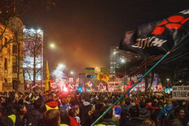 Krusevac, Sırbistan - 28 Şubat 2025: Cacak 'tan Nis' e öğrenci yürüyüşü. Aleksinac 'tan Nis' e giden peta rotasından anlar. Novi Sad 'daki 15 ölümün sorumluluğunu öğrenciler yetkililerden talep ediyor.