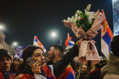 Krusevac, Sırbistan - 28 Şubat 2025: Cacak 'tan Nis' e öğrenci yürüyüşü. Aleksinac 'tan Nis' e giden peta rotasından anlar. Novi Sad 'daki 15 ölümün sorumluluğunu öğrenciler yetkililerden talep ediyor.