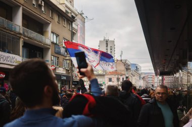 Nis, Sırbistan - 01 Mart 2025: Nis 'te büyük protesto. Novi Sad 'daki 15 ölümün sorumluluğunu öğrenciler ve vatandaşlar yetkililerden talep ediyor.