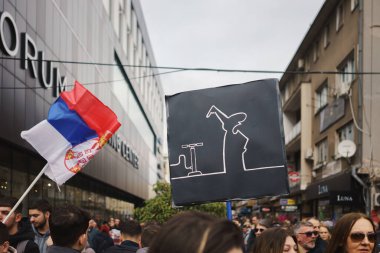 Nis, Sırbistan - 01 Mart 2025: Nis 'te büyük protesto. Novi Sad 'daki 15 ölümün sorumluluğunu öğrenciler ve vatandaşlar yetkililerden talep ediyor.