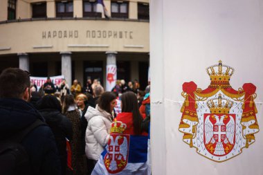 Nis, Sırbistan - 01 Mart 2025: Nis 'te büyük protesto. Novi Sad 'daki 15 ölümün sorumluluğunu öğrenciler ve vatandaşlar yetkililerden talep ediyor.