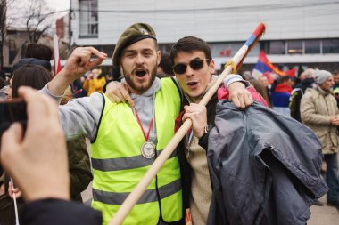 Nis, Sırbistan - 01 Mart 2025: Nis 'te büyük protesto. Novi Sad 'daki 15 ölümün sorumluluğunu öğrenciler ve vatandaşlar yetkililerden talep ediyor.