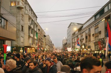Nis, Sırbistan - 01 Mart 2025: Nis 'te büyük protesto. Novi Sad 'daki 15 ölümün sorumluluğunu öğrenciler ve vatandaşlar yetkililerden talep ediyor.