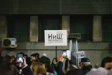 Nis, Sırbistan - 01 Mart 2025: Nis 'te büyük protesto. Novi Sad 'daki 15 ölümün sorumluluğunu öğrenciler ve vatandaşlar yetkililerden talep ediyor.
