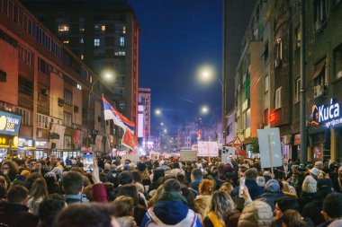 Nis, Sırbistan - 01 Mart 2025: Nis 'te büyük protesto. Novi Sad 'daki 15 ölümün sorumluluğunu öğrenciler ve vatandaşlar yetkililerden talep ediyor.