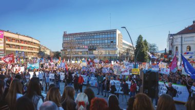 Cacak, Sırbistan - 06 Mart 2025: Novi Sad 'da 15 kişinin ölümü üzerine kent merkezinde eğitimciler tarafından protesto.