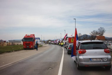 Cacak, Sırbistan - 10 Mart 2025: Bir öğrenci sütunu şehri terk ediyor. Liderler, yaklaşık 150 km uzaklıktaki Belgrad 'a yürüyecekler ve burada büyük bir protesto düzenlenecek..