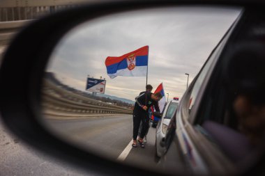 Cacak, Sırbistan - 10 Mart 2025: Bir öğrenci sütunu şehri terk ediyor. Liderler, yaklaşık 150 km uzaklıktaki Belgrad 'a yürüyecekler ve burada büyük bir protesto düzenlenecek..