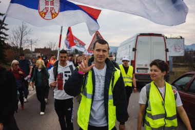 Cacak, Sırbistan - 10 Mart 2025: Cacak 'tan Belgrad' a öğrenci yürüyüşü, birinci bölümden Gornji Milanovac 'a dakikalar.