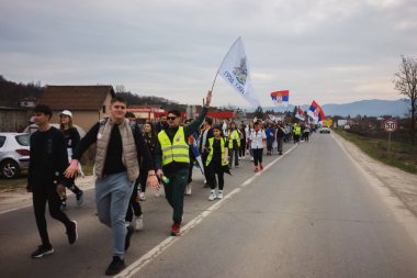 Cacak, Sırbistan - 10 Mart 2025: Cacak 'tan Belgrad' a öğrenci yürüyüşü, birinci bölümden Gornji Milanovac 'a dakikalar.