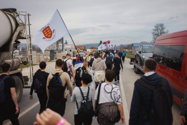Cacak, Sırbistan - 10 Mart 2025: Cacak 'tan Belgrad' a öğrenci yürüyüşü, birinci bölümden Gornji Milanovac 'a dakikalar.