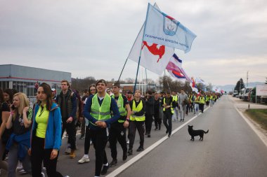Cacak, Sırbistan - 10 Mart 2025: Cacak 'tan Belgrad' a öğrenci yürüyüşü, birinci bölümden Gornji Milanovac 'a dakikalar.