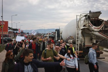Cacak, Sırbistan - 10 Mart 2025: Cacak 'tan Belgrad' a öğrenci yürüyüşü, birinci bölümden Gornji Milanovac 'a dakikalar.