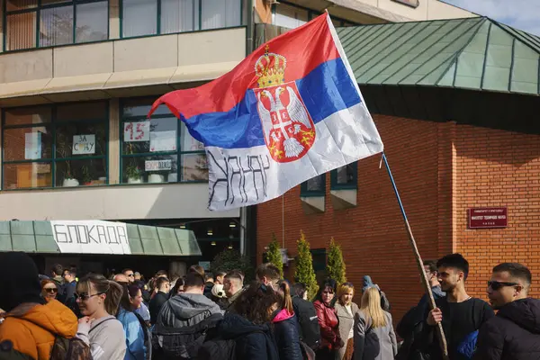 Cacak, Sırbistan - 10 Mart 2025: Öğrencilerin Cacak Teknik Bilimler Fakültesi önünde toplanması. Liderler, yaklaşık 150 km uzaklıktaki Belgrad 'a yürüyecekler ve burada büyük bir protesto düzenlenecek..