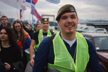 Cacak, Sırbistan - 10 Mart 2025: Cacak 'tan Belgrad' a öğrenci yürüyüşü, birinci bölümden Gornji Milanovac 'a dakikalar.