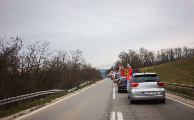 Cacak, Sırbistan - 10 Mart 2025: Cacak 'tan Belgrad' a öğrenci yürüyüşü, birinci bölümden Gornji Milanovac 'a dakikalar.