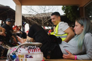 Cacak, Sırbistan - 10 Mart 2025: Cacak 'tan Belgrad' a öğrenci yürüyüşü. Öğrenciler Gornji Milanovac yakınlarında tatile çıktılar.