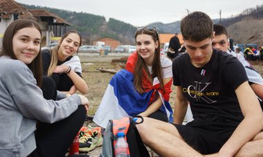 Cacak, Sırbistan - 10 Mart 2025: Cacak 'tan Belgrad' a öğrenci yürüyüşü. Öğrenciler Gornji Milanovac yakınlarında tatile çıktılar.