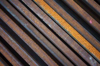 Kullanılmayan eski rayların ayrıntıları, dokunun ve materyalin yakın görüntüsü.