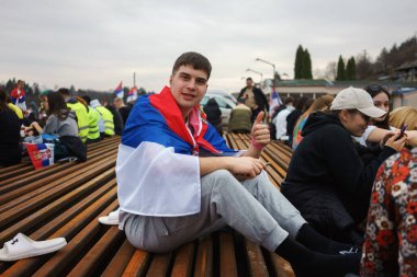 Cacak, Sırbistan - 10 Mart 2025: Cacak 'tan Belgrad' a öğrenci yürüyüşü. Öğrenciler Gornji Milanovac yakınlarında tatile çıktılar.