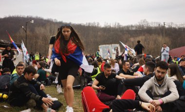 Cacak, Sırbistan - 10 Mart 2025: Cacak 'tan Belgrad' a öğrenci yürüyüşü. Öğrenciler Gornji Milanovac yakınlarında tatile çıktılar.