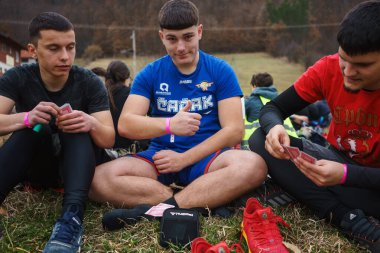 Cacak, Sırbistan - 10 Mart 2025: Cacak 'tan Belgrad' a öğrenci yürüyüşü. Öğrenciler Gornji Milanovac yakınlarında tatile çıktılar.