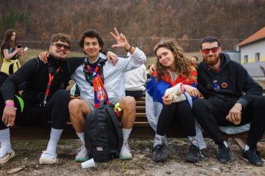 Cacak, Sırbistan - 10 Mart 2025: Cacak 'tan Belgrad' a öğrenci yürüyüşü. Öğrenciler Gornji Milanovac yakınlarında tatile çıktılar.