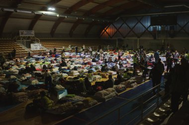 Gornji Milanovac, Sırbistan - 10 Mart 2025: Cacak 'tan Belgrad' a öğrenci yürüyüşü. Öğrenciler Gornji Milanovac 'taki spor salonuna yerleştirildi..