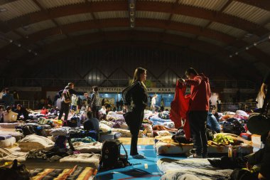 Gornji Milanovac, Sırbistan - 10 Mart 2025: Cacak 'tan Belgrad' a öğrenci yürüyüşü. Öğrenciler Gornji Milanovac 'taki spor salonuna yerleştirildi..