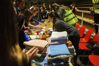 Gornji Milanovac, Sırbistan - 10 Mart 2025: Cacak 'tan Belgrad' a öğrenci yürüyüşü. Öğrenciler Gornji Milanovac 'taki spor salonuna yerleştirildi..